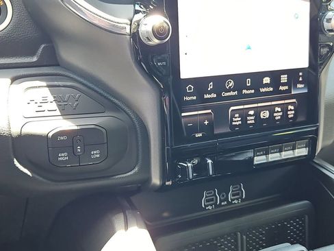 New 2026 RAM 2500 Laramie AWD/4WD image 25