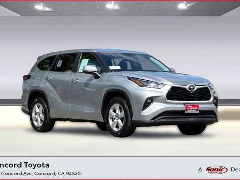 Used 2025 Toyota Highlander LE FWD image 1