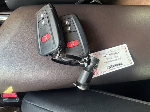 Used 2019 Toyota C-HR Limited image 30