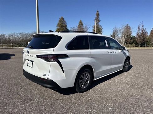 Used 2023 Toyota Sienna XLE image 4