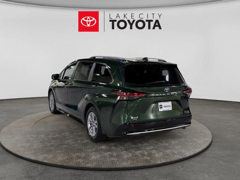 Used 2023 Toyota Sienna Platinum AWD/4WD image 5