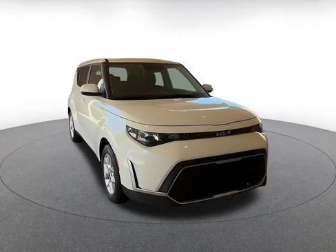 Used 2025 Kia Soul LX w/ LX Technology Package FWD image 3