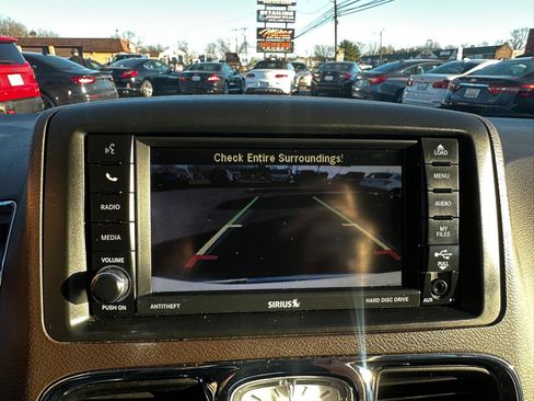 Used 2016 Chrysler Town & Country Touring-L image 12