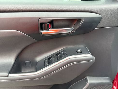 Used 2022 Toyota Highlander XLE image 15