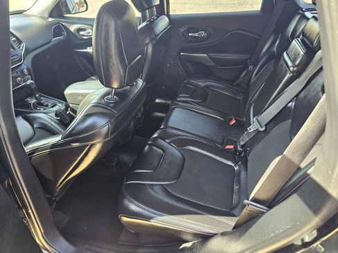 Used 2019 Jeep Cherokee Latitude Plus FWD image 11