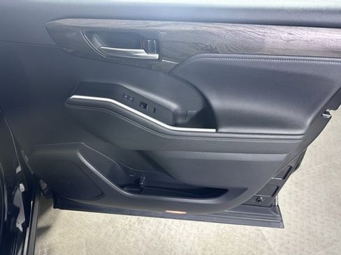 Used 2023 Toyota Highlander Limited image 9