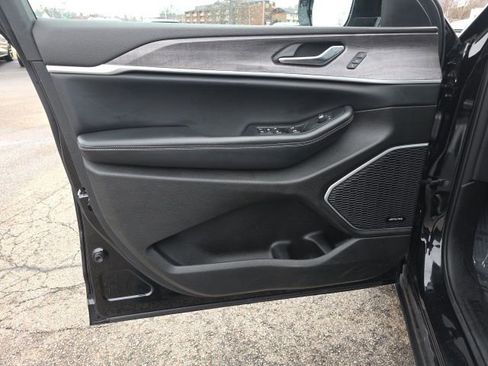 Used 2022 Jeep Grand Cherokee L Limited image 23