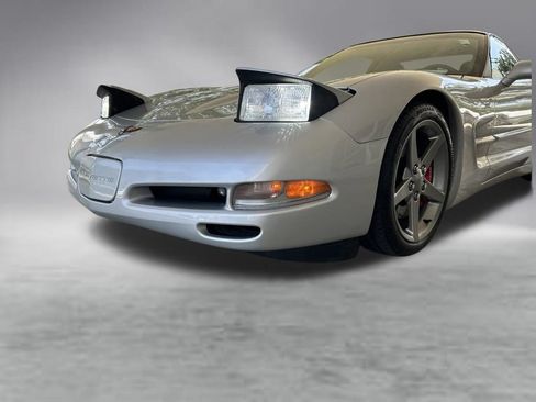 Used 2000 Chevrolet Corvette Coupe w/ Roof Pkg RWD image 13