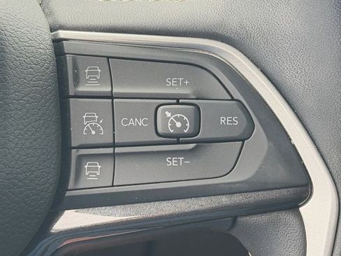 Used 2023 Jeep Grand Cherokee Laredo w/ Luxury Tech Group I AWD/4WD image 20