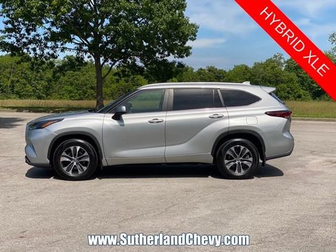 Used 2024 Toyota Highlander XLE AWD/4WD image 4