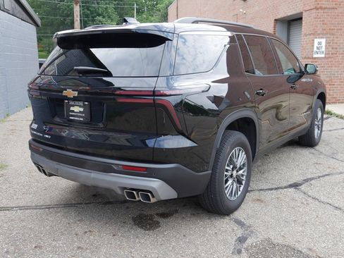 Used 2025 Chevrolet Traverse LT w/ Enhanced Driving Package AWD/4WD image 4