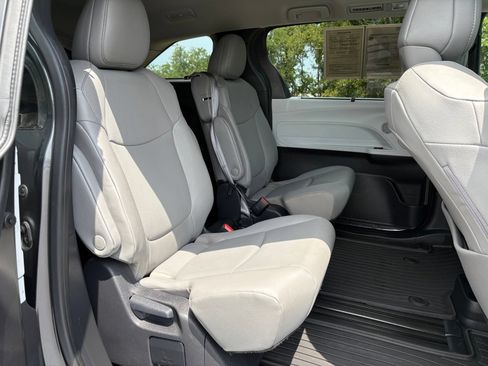 Used 2025 Toyota Sienna XLE FWD image 30