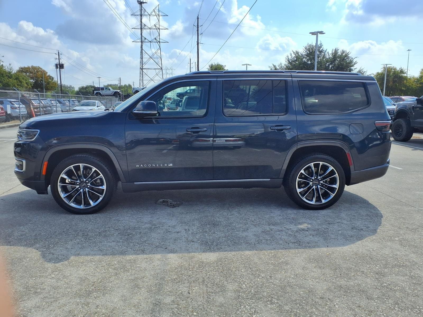 Used 2022 Jeep Wagoneer Series III w/ Premium Group I AWD/4WD image 25