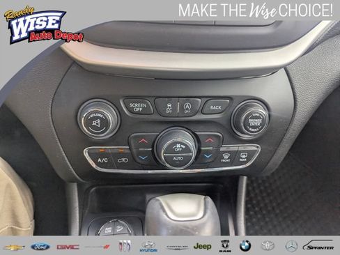 Used 2015 Jeep Cherokee Trailhawk w/ Comfort/Convenience Group AWD/4WD image 15