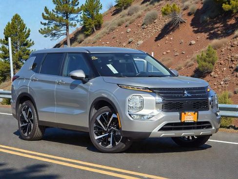 Used 2024 Mitsubishi Outlander SE image 2