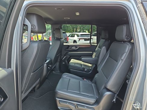 Used 2025 GMC Yukon XL Denali AWD/4WD image 10