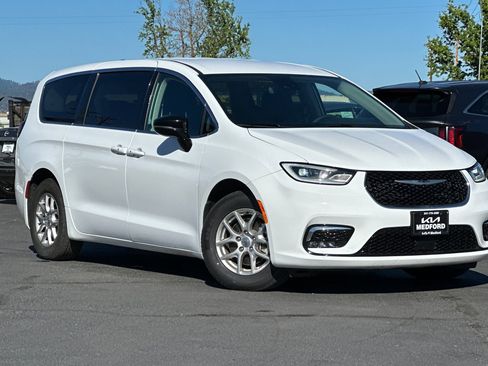 Used 2024 Chrysler Pacifica Touring-L FWD image 2