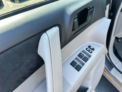 Used 2012 Toyota Highlander FWD image 15