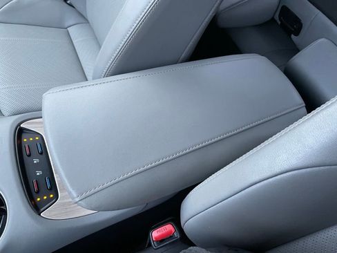 Used 2021 Toyota Venza XLE w/ Softex Package image 47