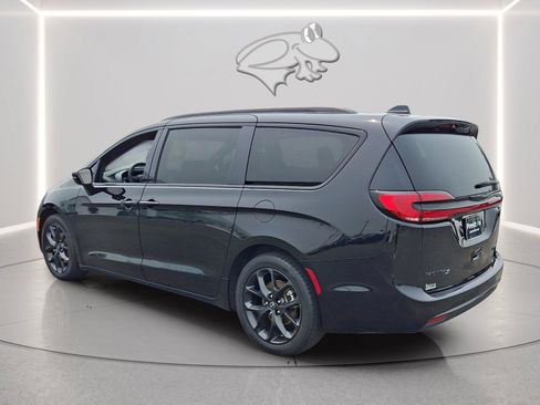 Used 2025 Chrysler Pacifica Limited FWD image 3