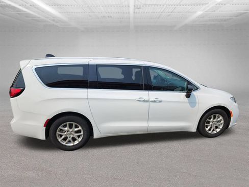 Used 2024 Chrysler Pacifica Touring-L FWD image 5