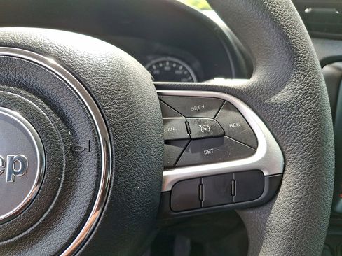 Used 2023 Jeep Renegade Latitude AWD/4WD image 18