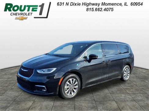 Used 2024 Chrysler Pacifica Limited FWD image 1