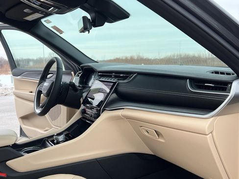 Used 2024 Jeep Grand Cherokee Limited w/ Luxury Tech Group II image 30