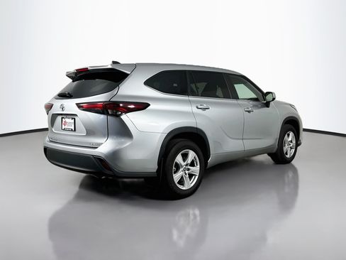 Certified 2024 Toyota Highlander LE AWD/4WD image 7