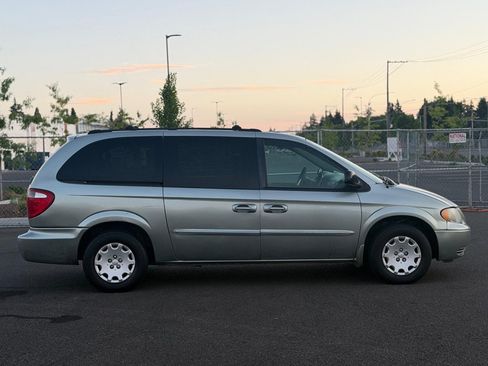 Used 2003 Chrysler Town & Country LX FWD image 5