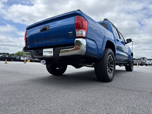 Used 2017 Toyota Tacoma SR5 w/ Tow Package RWD image 10
