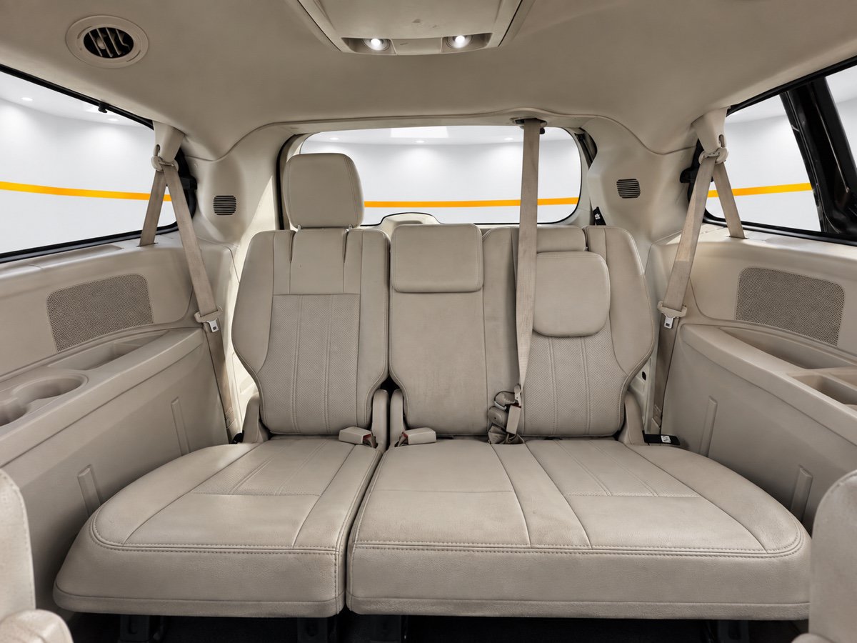 Used 2016 Chrysler Town & Country Touring-L FWD image 19