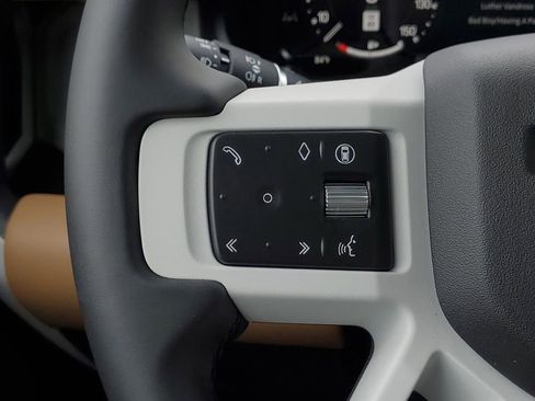 Used 2025 Land Rover Defender 90 S image 18