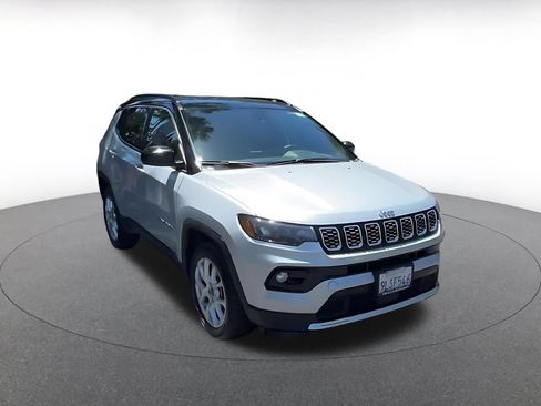 Used 2025 Jeep Compass Limited AWD/4WD image 3