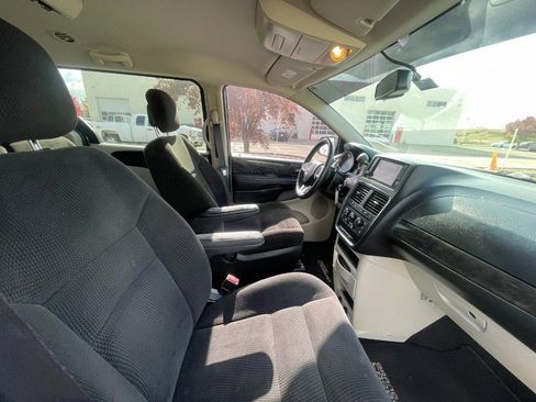 Used 2017 Dodge Grand Caravan SE w/ UConnect Hands-Free Group image 3