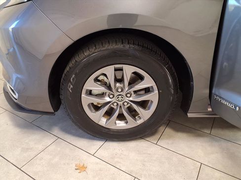 Certified 2021 Toyota Sienna XLE image 29