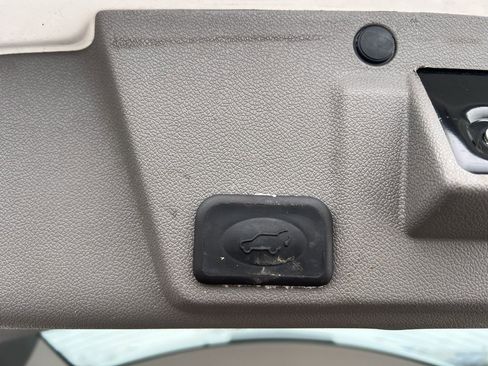 Used 2010 Chevrolet Traverse LT image 8