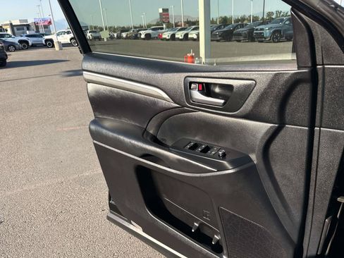 Used 2018 Toyota Highlander SE w/ Carpet Mat Package (TMS) AWD/4WD image 12