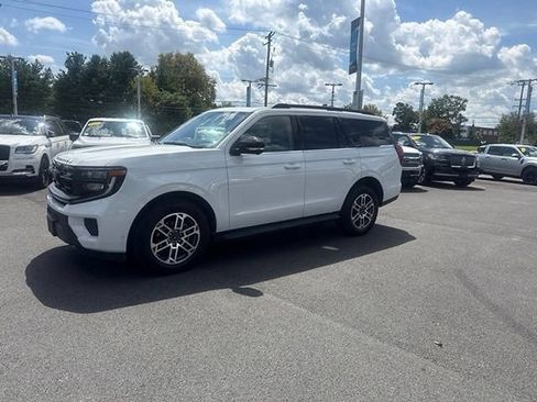 Used 2025 Ford Expedition Active AWD/4WD image 3