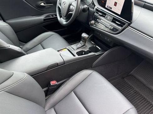 Used 2025 Lexus ES 300h w/ Premium Package FWD image 17