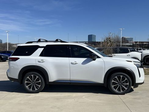 New 2026 Nissan Pathfinder Platinum image 3