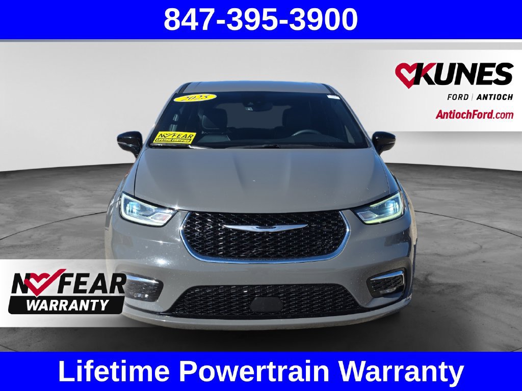 Used 2025 Chrysler Pacifica Select FWD image 2