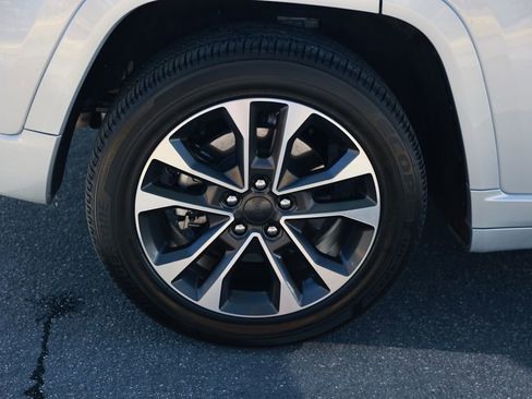 Used 2023 Jeep Grand Cherokee Overland w/ Advanced Protech Group III AWD/4WD image 9