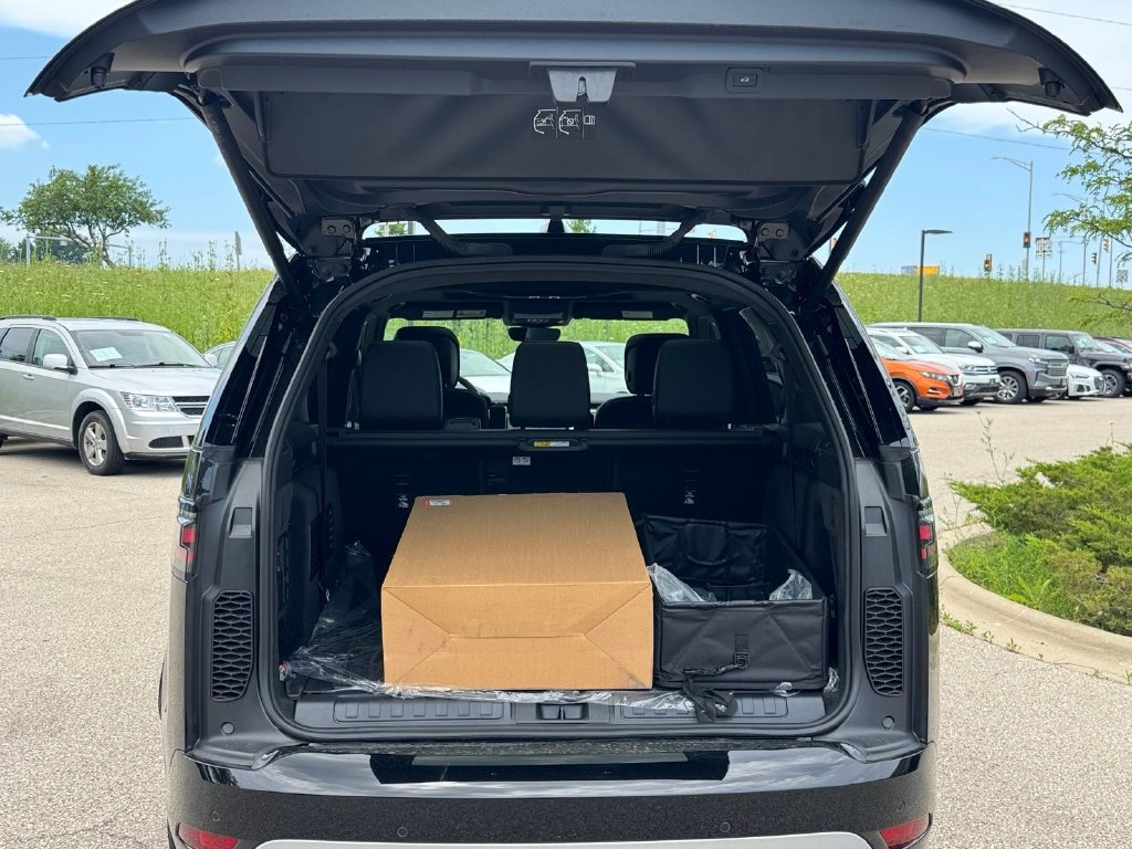New 2026 Land Rover Discovery Limited Edition AWD/4WD image 5