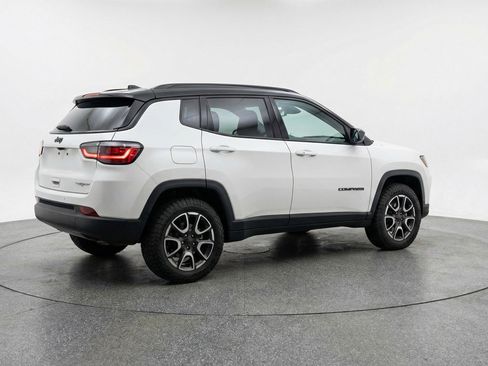 Used 2025 Jeep Compass Trailhawk AWD/4WD image 9