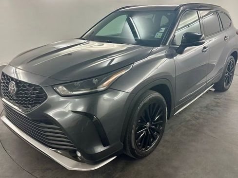 Used 2023 Toyota Highlander XSE FWD image 3