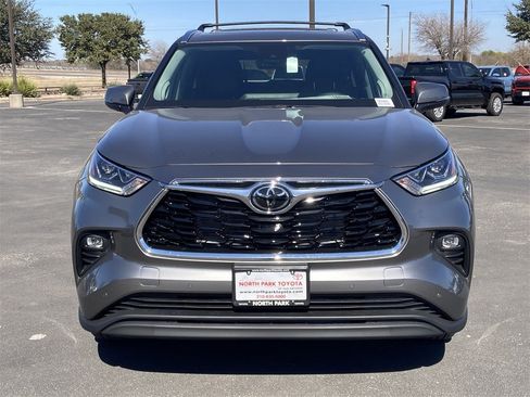 New 2026 Toyota Highlander Limited image 2