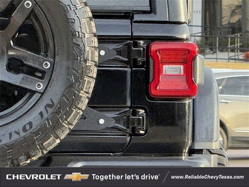 Used 2018 Jeep Wrangler Unlimited Sahara image 8