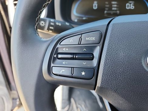 Used 2023 Hyundai Venue Limited FWD image 21