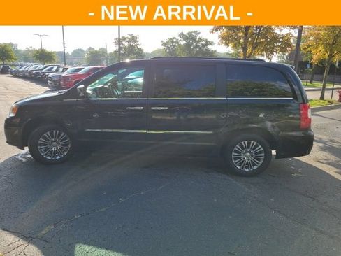 Used 2013 Chrysler Town & Country Touring-L w/ Driver Convenience Group FWD image 6